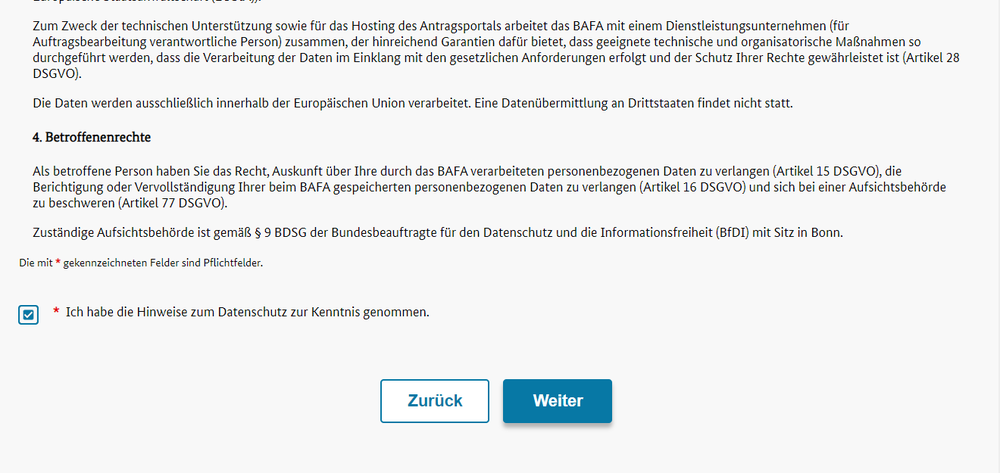 Unterer Teil der Datenschutzbelehrung mit dem markierten Pflicht-Haekchen und dem markierten Weiter-Knopf.